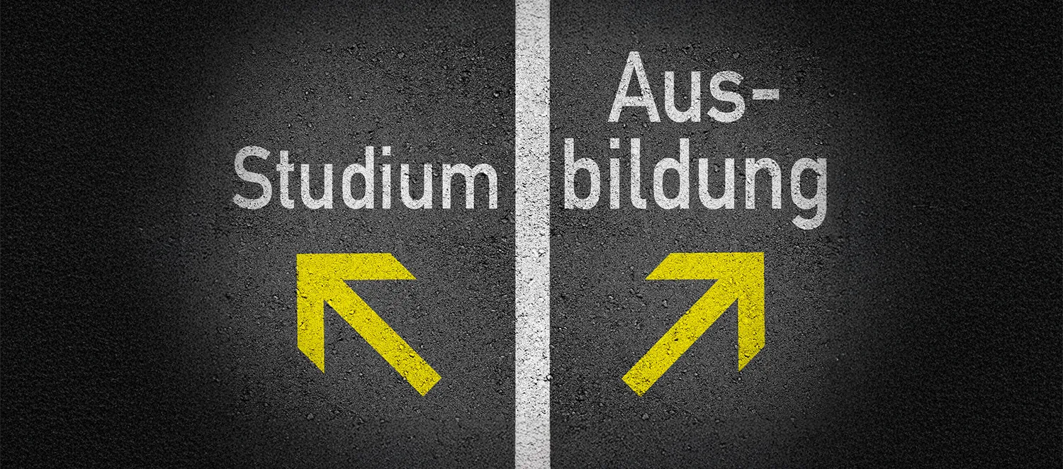 Eine Straße mit Mittelstreifen. Auf der linken Fahrspur steht "Studium", auf der Rechten "Ausbildung" mit je einem gelben Pfeil in die jeweilige Richtung